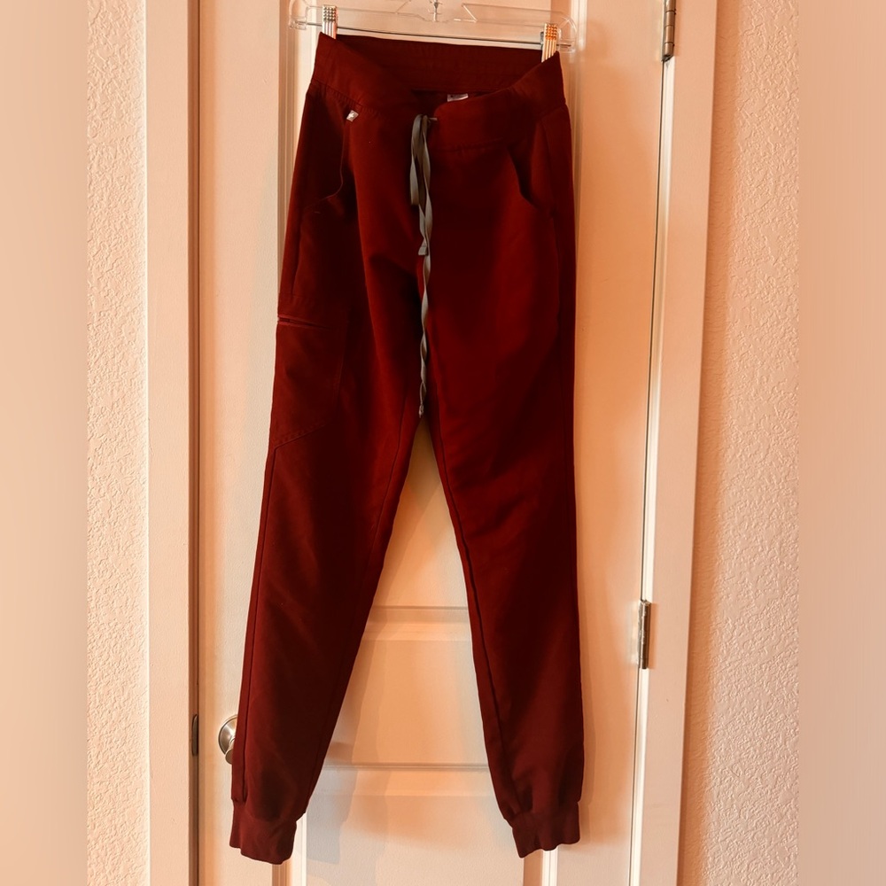 FIG MARRON RED JOGGER SCRUBS XST